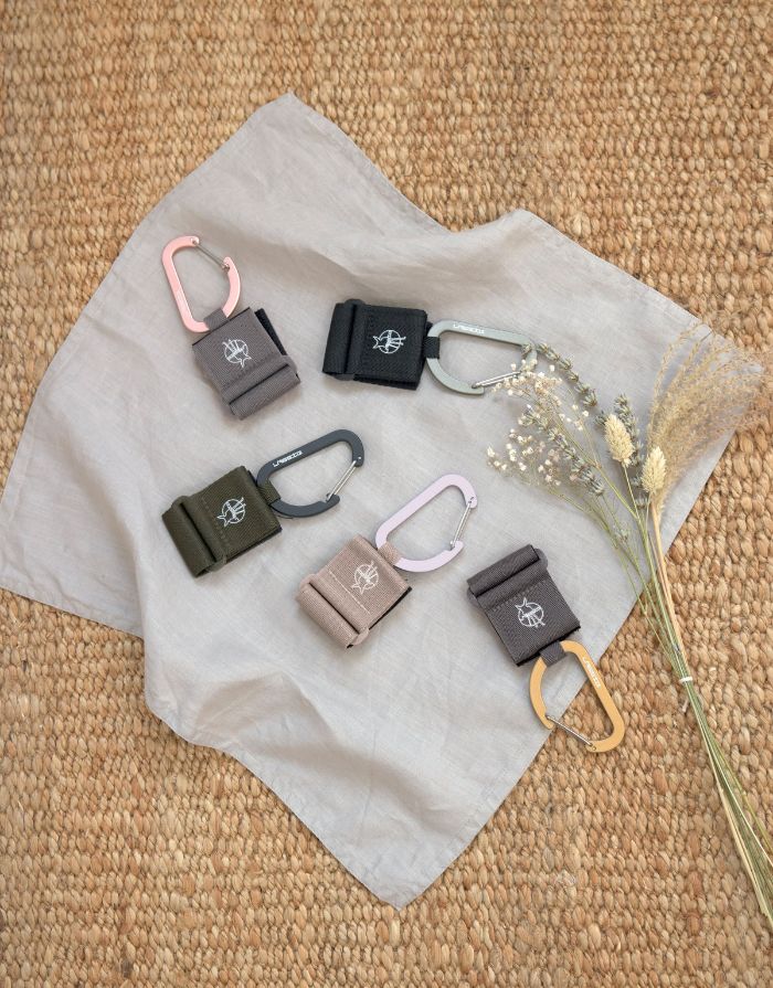 LÄSSIG Kinderwagenhaken 2er Set in Anthrazit – robuste Karabiner mit Klettverschluss zur sicheren Befestigung von Taschen und Zubehör am Kinderwagen oder Buggy.