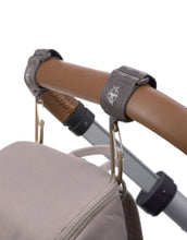 Laden Sie das Bild in den Galerie-Viewer, LÄSSIG Kinderwagenhaken 2er Set in Anthrazit – robuste Karabiner mit Klettverschluss zur sicheren Befestigung von Taschen und Zubehör am Kinderwagen oder Buggy.
