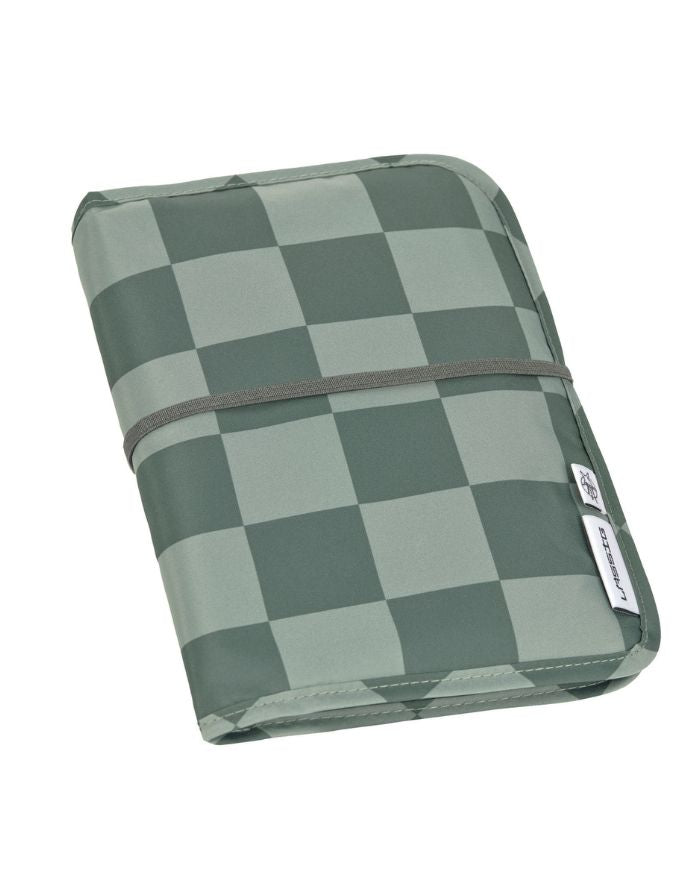 LÄSSIG Windeltasche mit Wickelunterlage in Olive – kompakte mobile Changing Pouch mit Fächern, Schnullerhalter & wasserabweisender Unterlage, ideal für unterwegs.