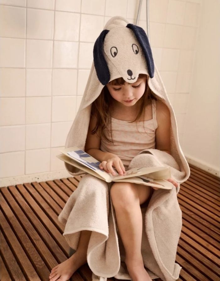 LIEWOOD Badebuch Waylon Classic Animal Sandy aus PEVA mit farbwechselnden Tiermotiven, Boot und Schwimmring