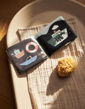 Laden Sie das Bild in den Galerie-Viewer, WAYLON Badebuch mit Farbwechseleffekt in Sailing und Sandy von Liewood
