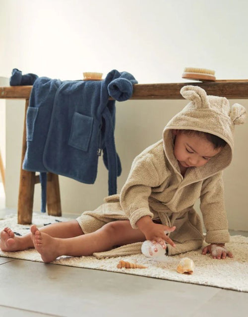 Weicher Jollein Kinderbademantel aus Baumwollfrottee mit Kapuze und Gürtel für Kinder von 12 bis 24 Monaten.