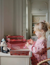 Laden Sie das Bild in den Galerie-Viewer, Glitzernder Bastelkoffer in Rosa von Konges Sløjd, gefüllt mit Stiften, Stickern, Stempeln, einem Notizblock und einem kleinen Malbuch – kreatives Set für Kinder.
