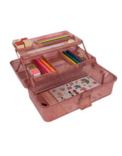 Laden Sie das Bild in den Galerie-Viewer, Glitzernder Bastelkoffer in Rosa von Konges Sløjd, gefüllt mit Stiften, Stickern, Stempeln, einem Notizblock und einem kleinen Malbuch – kreatives Set für Kinder.
