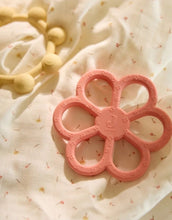 Laden Sie das Bild in den Galerie-Viewer, Beißring Flower I Coral Rose
