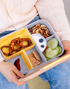 Bento Lunchbox von LÄSSIG in Rosa/Lila aus der Pattern Party Kollektion, mit Trennwänden, herausnehmbarem Einsatz und Silikondeckel – ideal für Kindergarten, Schule und Ausflüge.