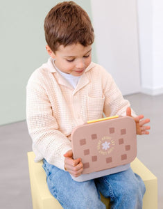 Bento Lunchbox von LÄSSIG in Rosa/Lila aus der Pattern Party Kollektion, mit Trennwänden, herausnehmbarem Einsatz und Silikondeckel – ideal für Kindergarten, Schule und Ausflüge.