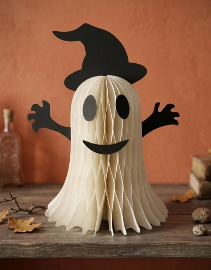 Handgefertigte Dekofigur Genta von BOLTZE als schwarz-weißes Gespenst aus Papier, 27 cm hoch, mit Hintergund.