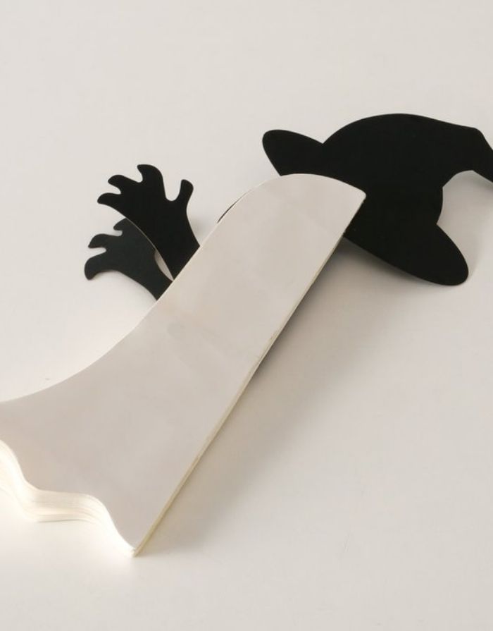 Handgefertigte Dekofigur Genta von BOLTZE als schwarz-weißes Gespenst aus Papier, 27 cm hoch, zusammengefaltet.
