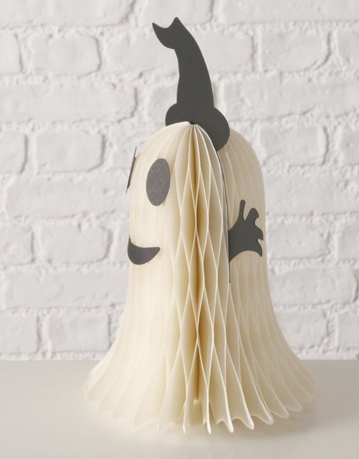 Handgefertigte Dekofigur Genta von BOLTZE als schwarz-weißes Gespenst aus Papier, 27 cm hoch.