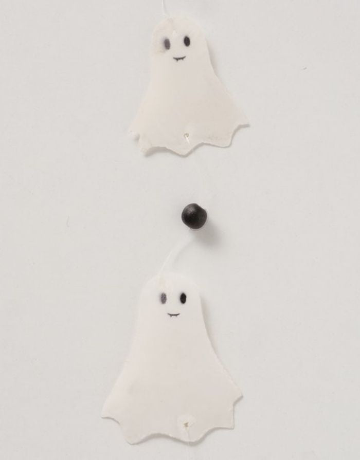 Weiße Halloween Girlande Ghostie von BOLTZE mit handgefertigten Gespenstern aus Capiz, 180 cm lang, Nahaufnahme.