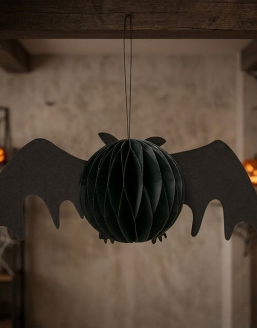 Schwarze Hängefigur Fledermaus Batty von BOLTZE aus Papier und Nylon als handgefertigte Halloween-Dekoration mit Hintergrund. 