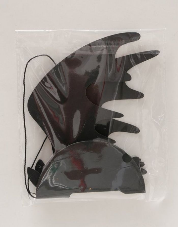 Schwarze Hängefigur Fledermaus Batty von BOLTZE aus Papier und Nylon als handgefertigte Halloween-Dekoration.