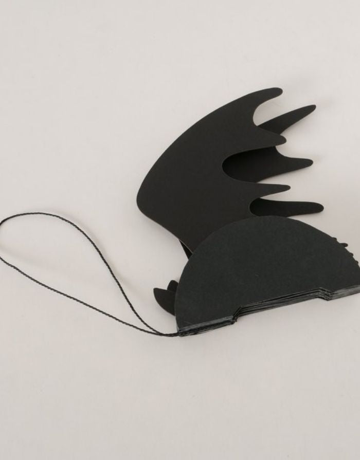 Schwarze Hängefigur Fledermaus Batty von BOLTZE aus Papier und Nylon als handgefertigte Halloween-Dekoration.