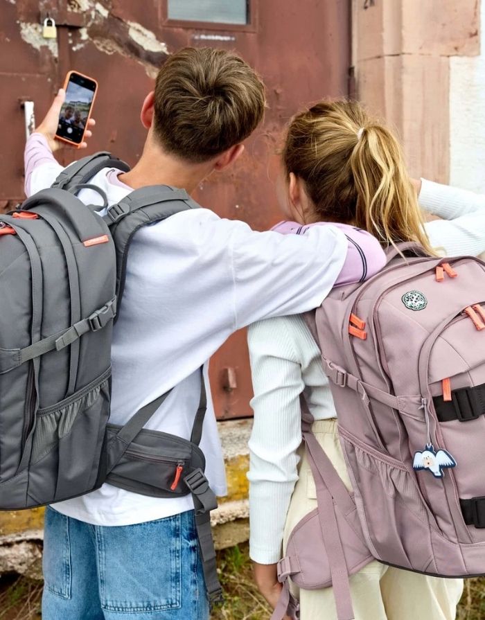 ALT Text: LÄSSIG BOLD Origin Schulrucksack in Mauve mit ergonomischem Rückensystem, 30 Liter Volumen und reflektierenden Details.