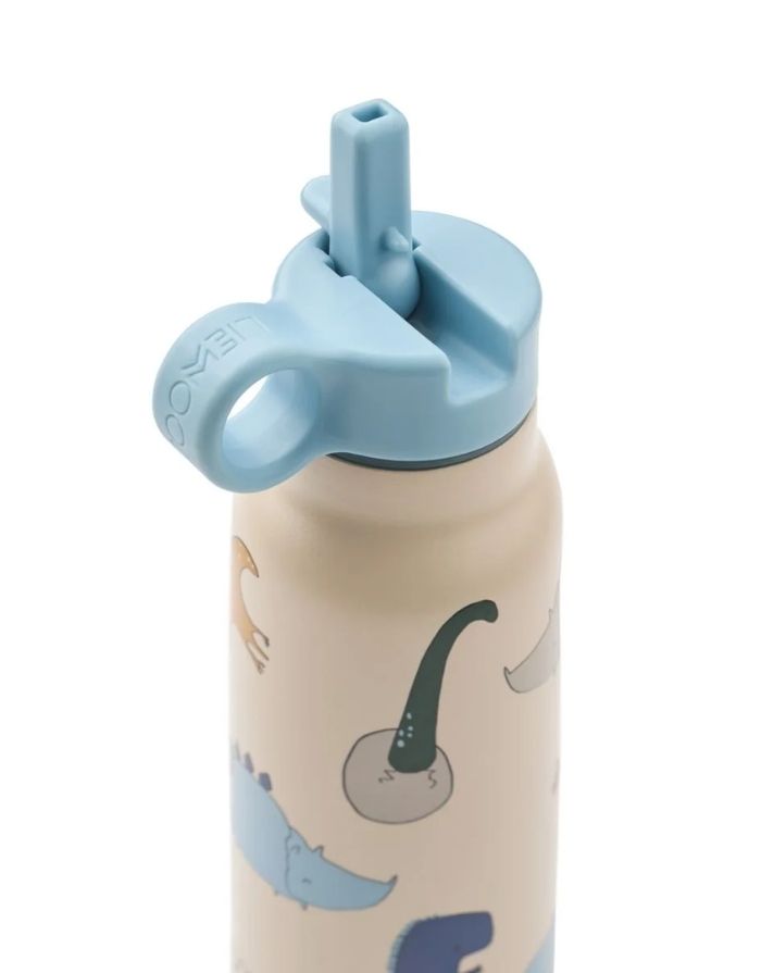 Liewood Falk Trinkflasche 350 ml in Dino Roar/Sandy aus recyceltem Edelstahl mit isolierender Funktion und auslaufsicherem Pop-up-Verschluss, geöffnet.