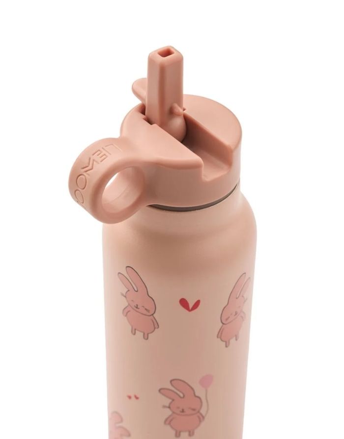 Liewood Falk Trinkflasche 350 ml in Wild Child/Rosey aus recyceltem Edelstahl mit verspieltem Design und auslaufsicherem Pop-up-Verschluss, geöffnet.