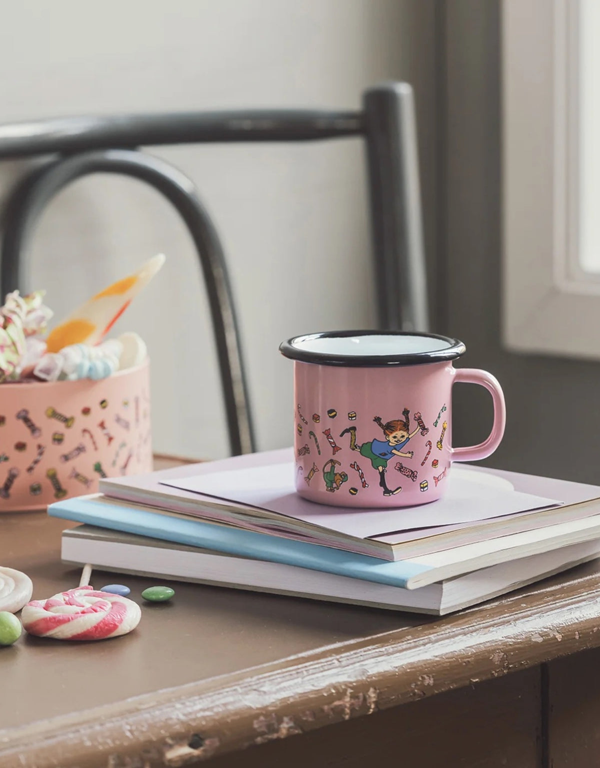 Pippi Langstrumpf Emaille-Becher Süßigkeiten von Muurla, dekorativer Trinkbecher aus emailliertem Stahl mit Henkel und fröhlichem Pippi-Motiv, 250 ml Fassungsvermögen auf Büchern