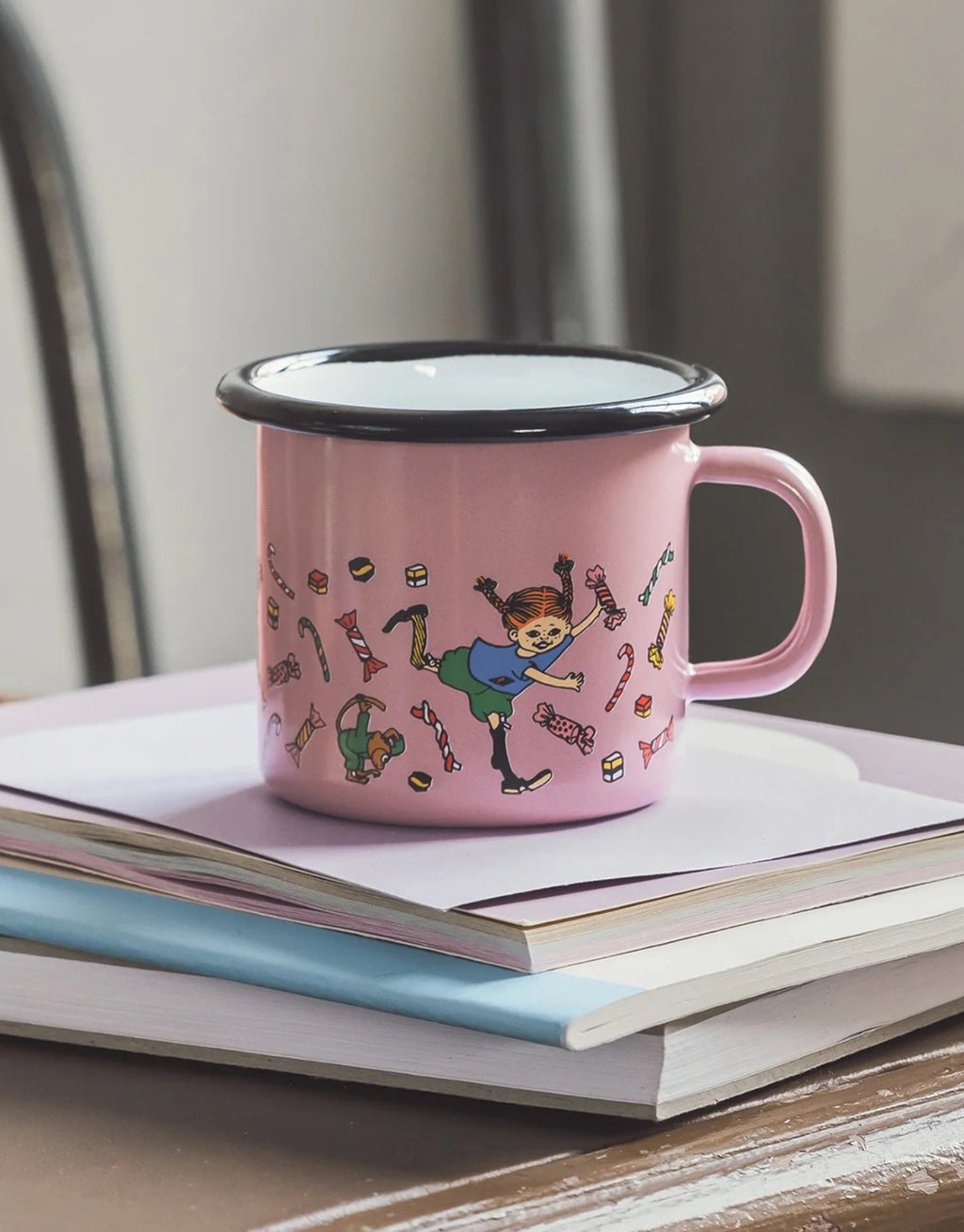 Pippi Langstrumpf Emaille-Becher Süßigkeiten von Muurla, dekorativer Trinkbecher aus emailliertem Stahl mit Henkel und fröhlichem Pippi-Motiv, 250 ml Fassungsvermögen im Detail