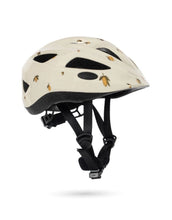 Laden Sie das Bild in den Galerie-Viewer, Kinder Fahrradhelm Adi Lemon mit Zitronen-Allover-Muster von Konges Sløjd
