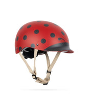 Laden Sie das Bild in den Galerie-Viewer, Konges Sløjd Kinder-Fahrradhelm Ladybug in Rosé mit Marienkäfer-Print, verstellbarem Verschluss, Visier und Belüftungsöffnungen
