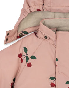 Rosa Schneeeinteiler mit Kirschmuster von Konges Sløjd, wasser- und winddicht, mit abnehmbarer Kapuze und Fleecefutter.
