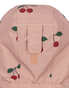 Rosa Schneeeinteiler mit Kirschmuster von Konges Sløjd, wasser- und winddicht, mit abnehmbarer Kapuze und Fleecefutter.