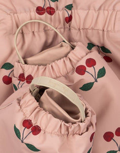Rosa Schneeeinteiler mit Kirschmuster von Konges Sløjd, wasser- und winddicht, mit abnehmbarer Kapuze und Fleecefutter.