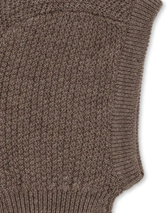 Braune Fruity Balaclava von Konges Sløjd aus 100 % Merinowolle mit Rippenstruktur.