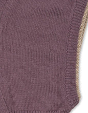 Laden Sie das Bild in den Galerie-Viewer, Louli Balaclava von Konges Sløjd in Hortensia aus 100 % Merinowolle.
