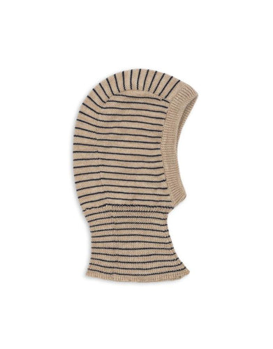 Louli Balaclava von Konges Sløjd in Beige mit blauen Streifen, 100 % Merinowolle.
