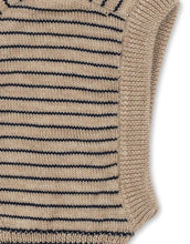 Laden Sie das Bild in den Galerie-Viewer, Louli Balaclava von Konges Sløjd in Beige mit blauen Streifen, 100 % Merinowolle.
