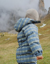 Laden Sie das Bild in den Galerie-Viewer, Louli Balaclava von Konges Sløjd in Beige mit blauen Streifen, 100 % Merinowolle.
