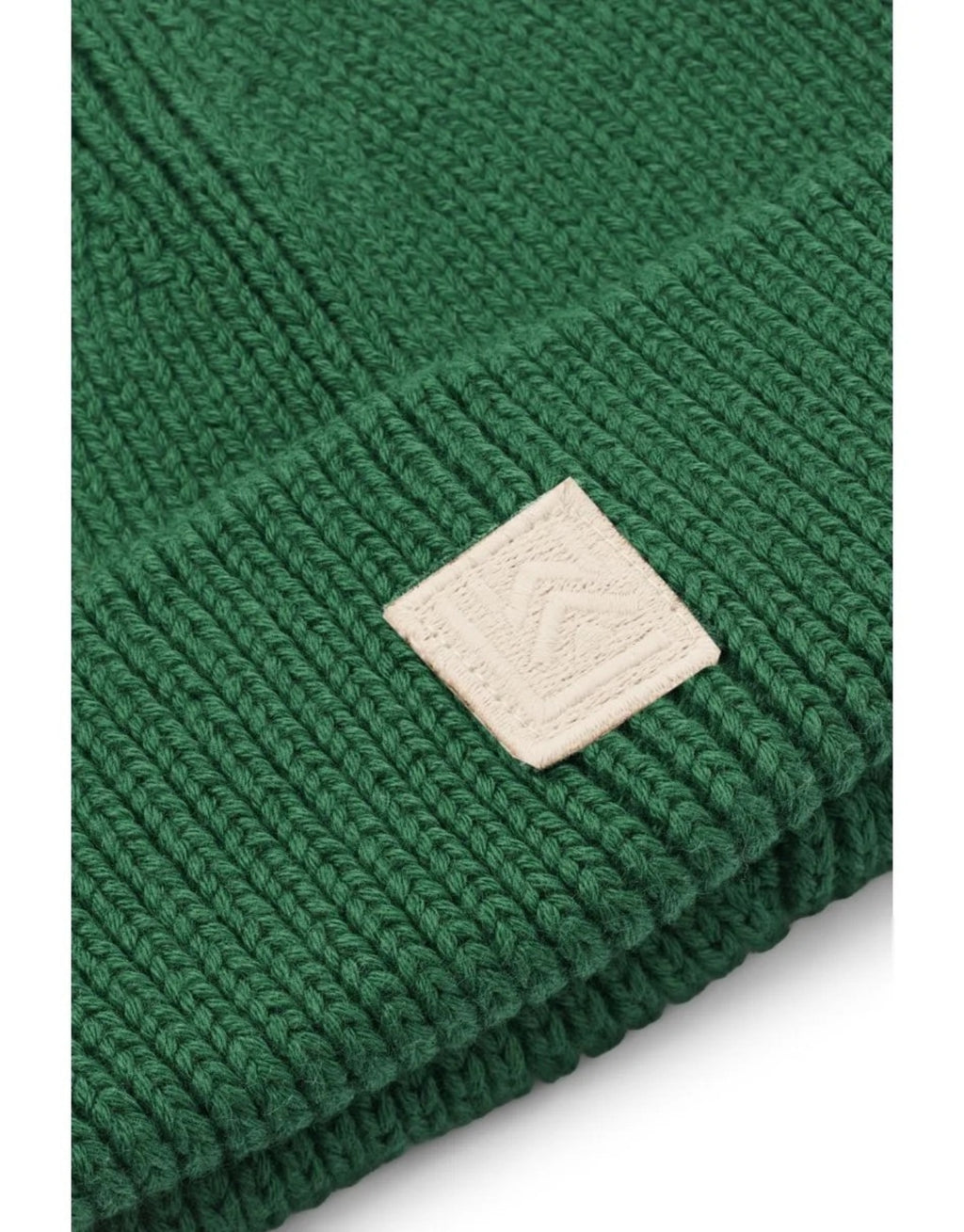 Grüne Ezra Beanie von Liewood in Garden Green aus weicher GOTS-zertifizierter Bio-Baumwolle mit elastischer Rippstrickstruktur für Kinder von 1 bis 10 Jahren mit Logo im Detail