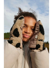 Laden Sie das Bild in den Galerie-Viewer, Warme Teddy-Fäustlinge Grethe von Liewood in Mega Leo/Oat Mix, aus 100% recyceltem Polyester gefertigt.
