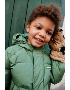 Warme Teddy-Fäustlinge Grethe von Liewood in Mega Leo/Oat Mix, aus 100% recyceltem Polyester gefertigt.