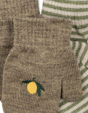 Laden Sie das Bild in den Galerie-Viewer, Kinderfäustlinge von Konges Sløjd im 2er-Pack in Lemon/Stripe aus Wollmischung mit Daumeneinsatz.
