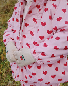 2 Paar Kinderhandschuhe von Konges Sløjd aus Wollmischung in Cherry/Stripe und Lemon/Stripe farben.