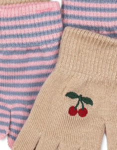 2 Paar Kinderhandschuhe von Konges Sløjd aus Wollmischung in Cherry/Stripe und Lemon/Stripe farben.