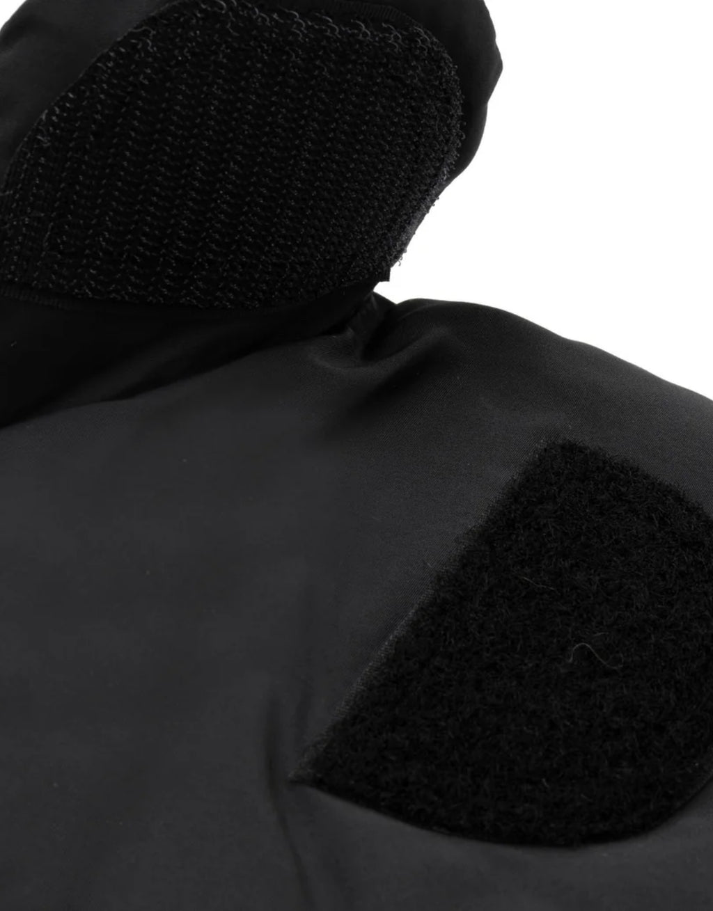 Warme Kinderwagen-Handschuhe von Jollein mit weichem Bouclé-Futter und Klettverschluss zur Befestigung am Kinderwagen.