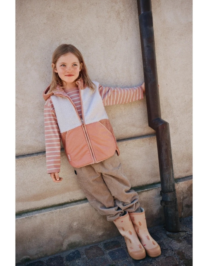 Gestreiftes Liewood Tyler Langarmshirt in Pale Tuscany/Sandy Stripe aus 100 % GOTS-zertifizierter Bio-Baumwolle mit kastiger Passform am Kind