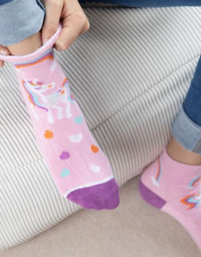  Magische Ylvi Socken in Rosa mit Einhorn, Herzen und Regenbogen sowie im Dunkeln leuchtenden Details, Größe 26–36.