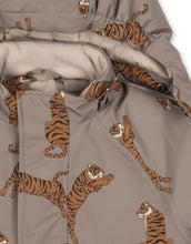 Laden Sie das Bild in den Galerie-Viewer, Hellbrauner Schneeeinteiler mit Tigermuster von Konges Sløjd, wasser- und winddicht, mit abnehmbarer Kapuze und Handschuhhaken.
