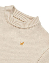 Laden Sie das Bild in den Galerie-Viewer,  Liewood ORLANE Strickpullover Holiday/Sandy mit winterlichen Stickereien aus weicher Bio-Baumwolle.

