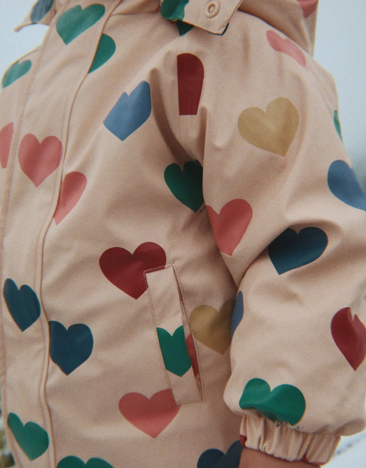 Rain Schneeanzug Bon Coeur Coloré von Konges Sløjd mit Herzprint, abnehmbarer Kapuze und warmer THERMOLITE® EcoMade Wattierung.