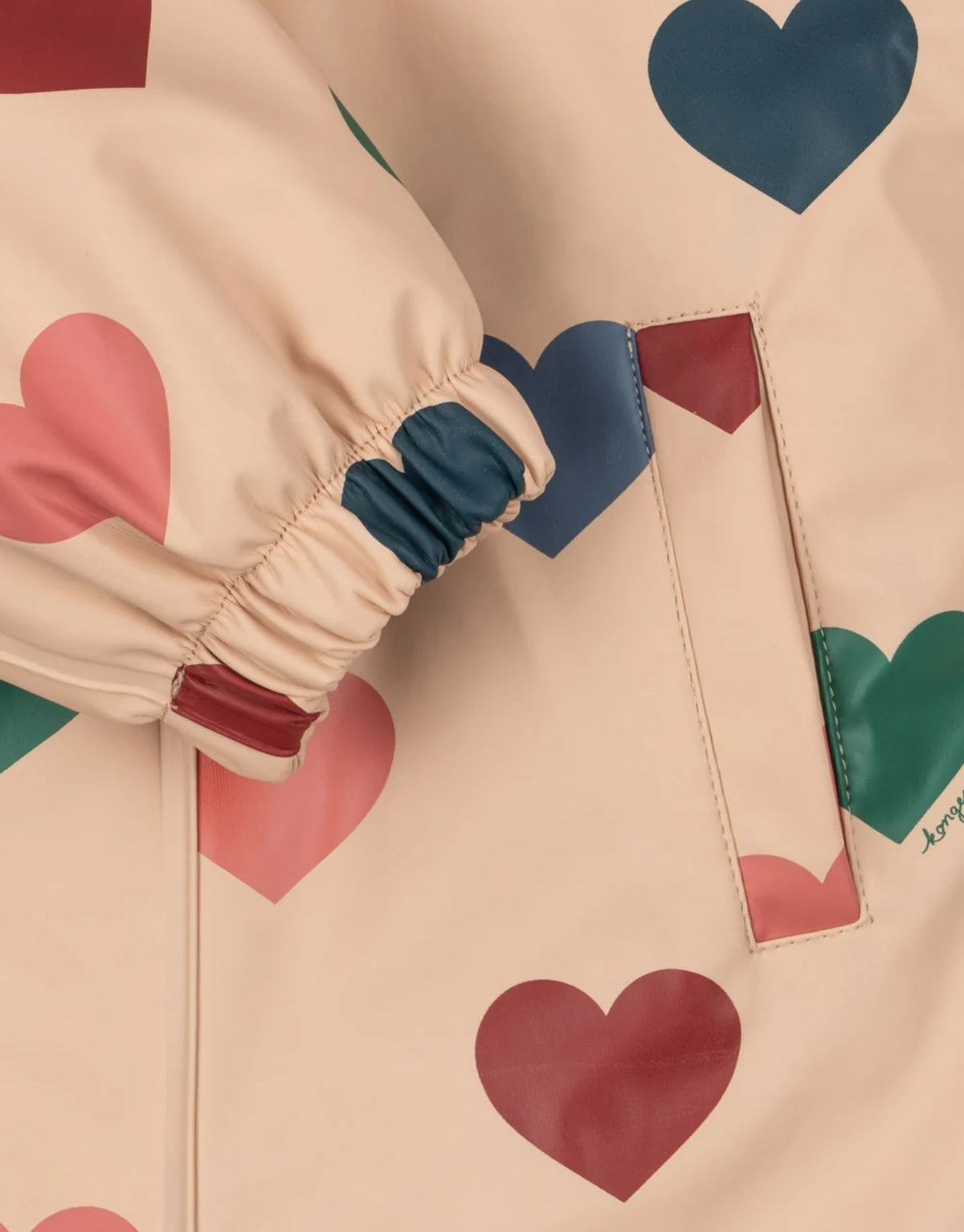 Rain Schneeanzug Bon Coeur Coloré von Konges Sløjd mit Herzprint, abnehmbarer Kapuze und warmer THERMOLITE® EcoMade Wattierung.
