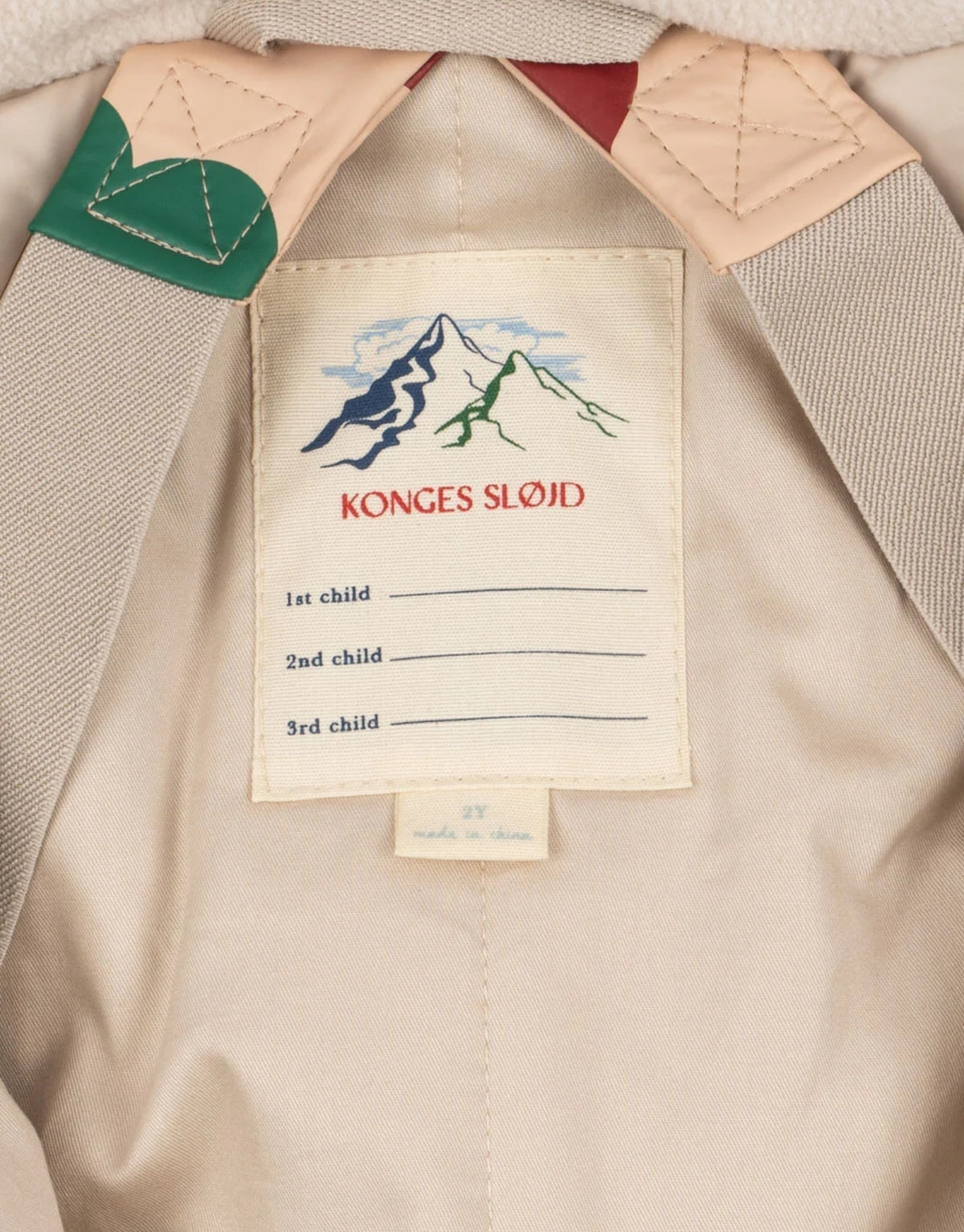 Rain Schneeanzug Bon Coeur Coloré von Konges Sløjd mit Herzprint, abnehmbarer Kapuze und warmer THERMOLITE® EcoMade Wattierung.