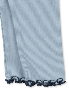 Konges Sløjd Schlafanzug Rivi Rib Set in Blue Fog, zweiteilig aus Bio-Baumwolle, Modal und Elastan.