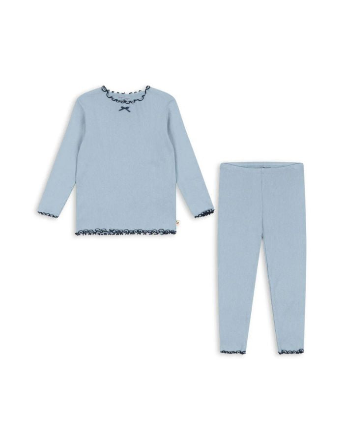 Konges Sløjd Schlafanzug Rivi Rib Set in Blue Fog, zweiteilig aus Bio-Baumwolle, Modal und Elastan.