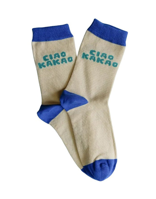 Bunte Einschulungssocken von Tiny Day mit Schriftzug „Ciao Kakao“ in Beige, Grün und Blau.